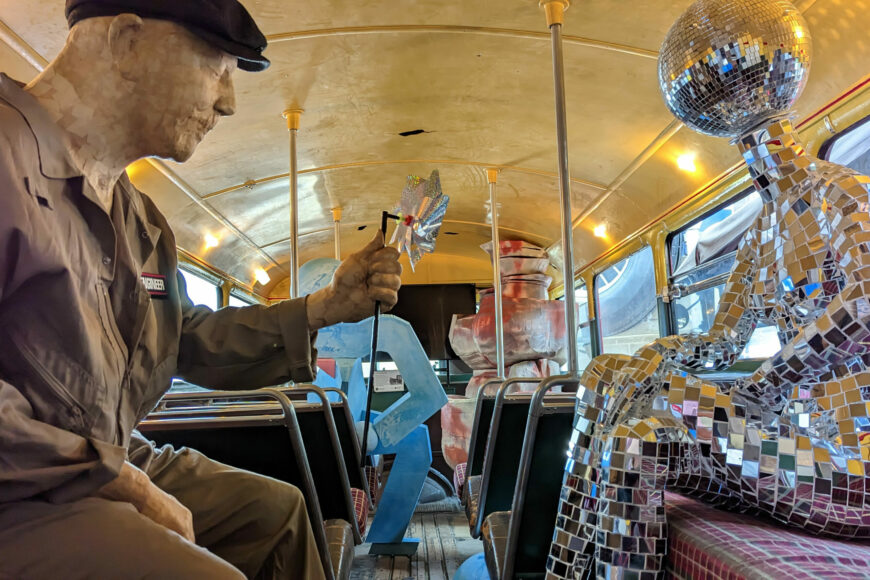 All-Aboard_Tom-Hall-on-the-bus(W870px_h580px)